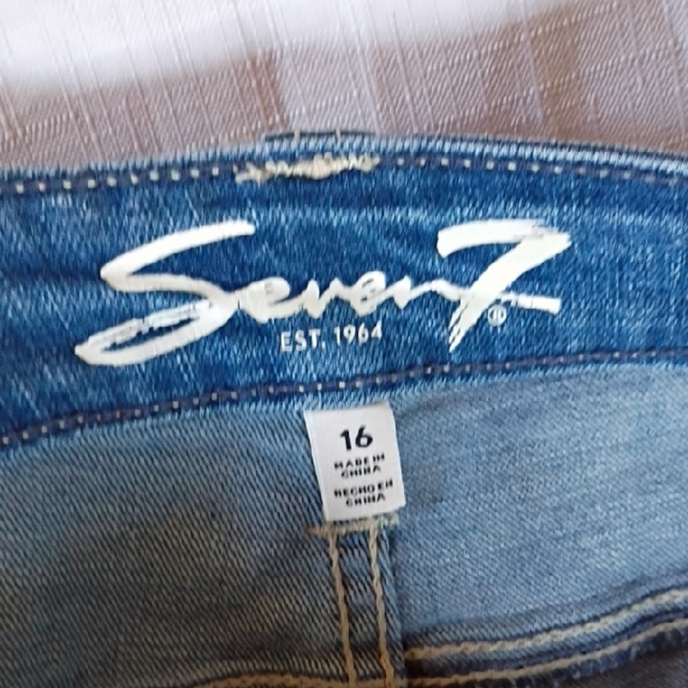 Seven7 Women's Denim Shorts with Floral Embroidery Size 16 - Picture 5 of 9